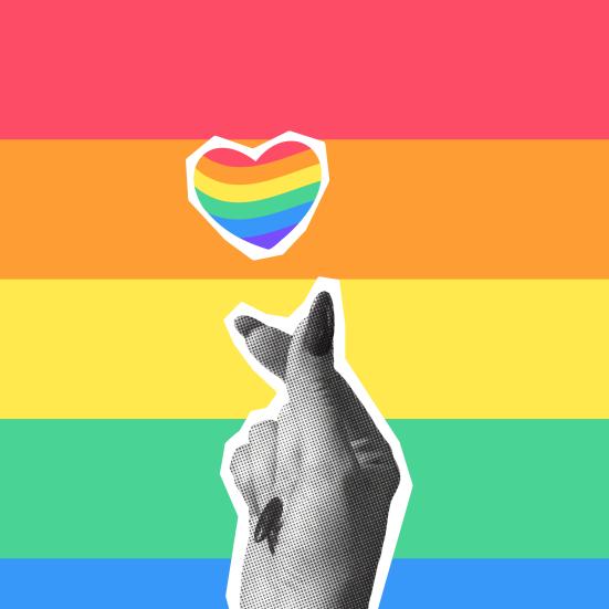 Grafik med hånd, der laver et hjertesymbol med fingrene foran en regnbue-baggrund. Ovenover er et regnbuefarvet hjerte.