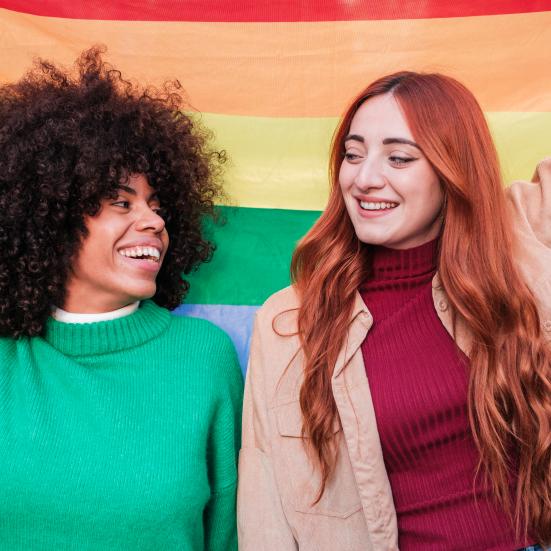 To personer, der holder et Pride-flag sammen.