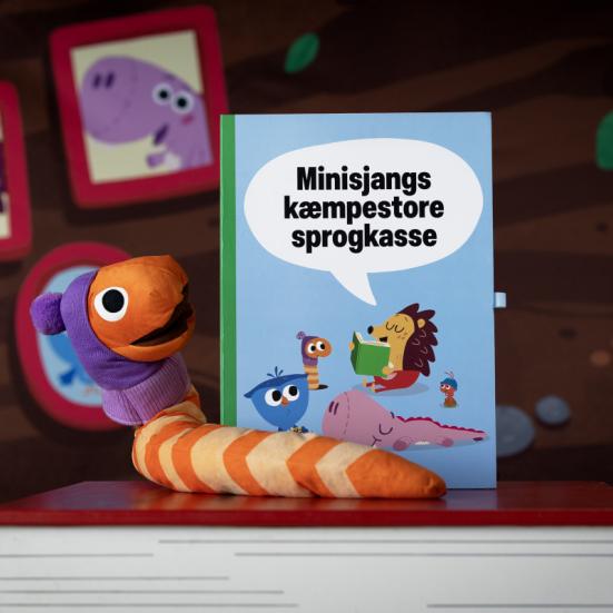Foto af Minisjangs Kæmpestore Sprogkasse, med en Orm-bamse på.