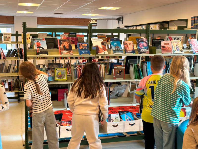 Børn, der kigger efter bøger på Havdrup Bibliotek.