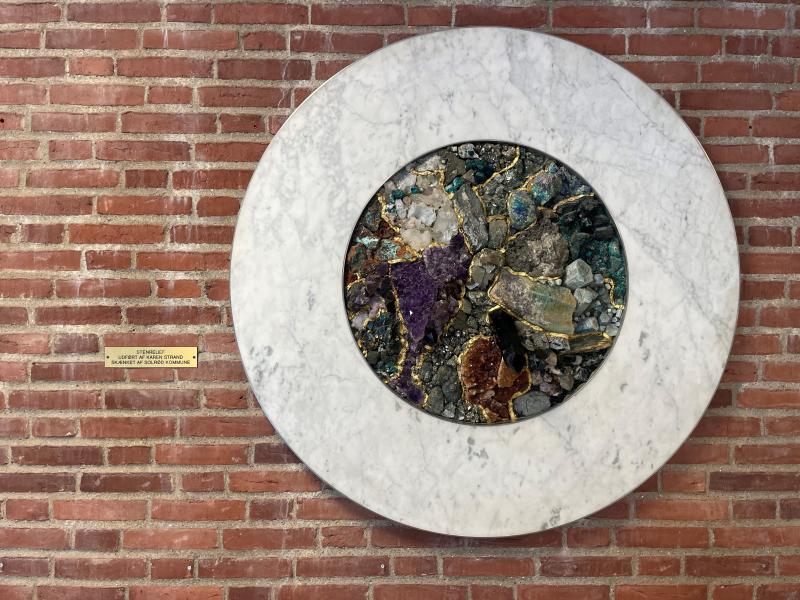 Sten- og marmorrelief af Karen Strand.