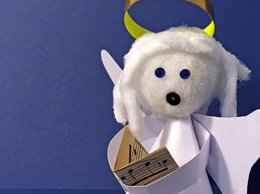 Lille engel lavet af pap. 