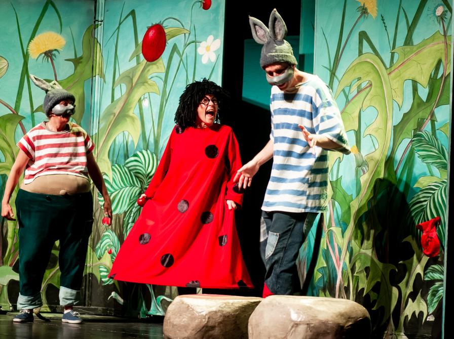 Cirkelines Museskole på scenen.