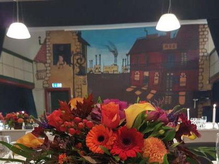 "New Orleans" udført af Jens Nielsen m.fl. (Kan skimtes bag blomsterne).