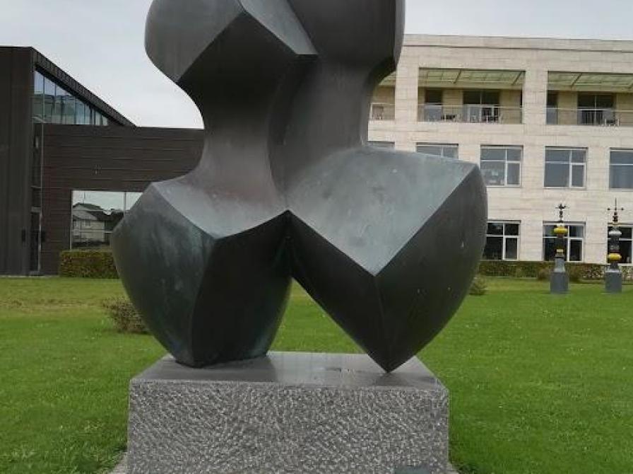 Kunstværket "Dialog" af Ib Braun.