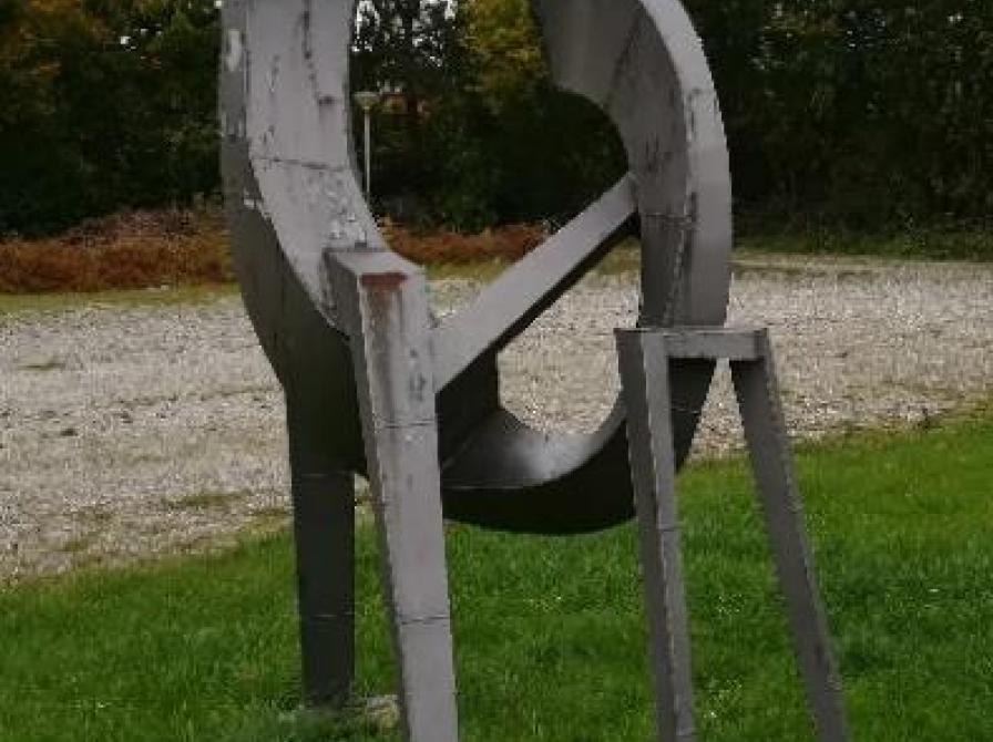 Jernskulpturen "FO-FO" af Finn Olsen.
