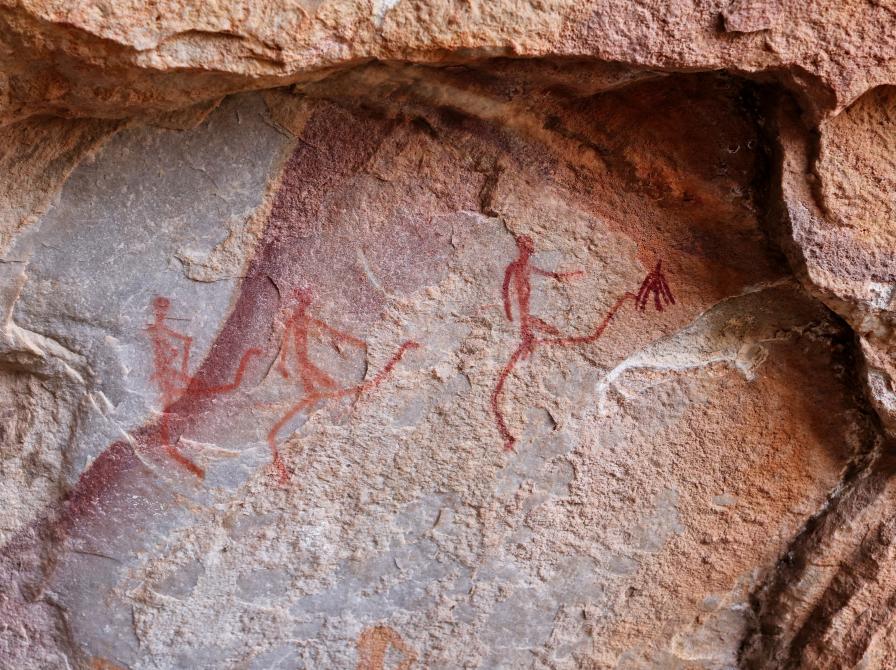 Hulemalerier af mennesker og dyr.