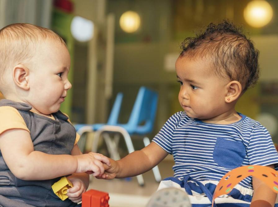 To børn, der leger sammen.