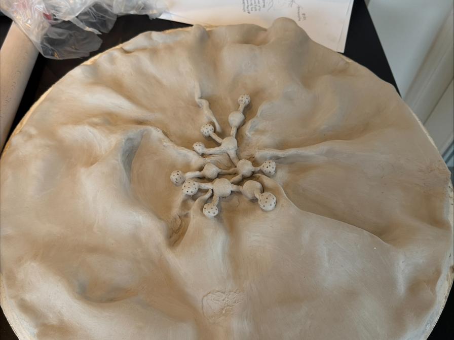 Keramisk vægværk af Jeanne Goth.