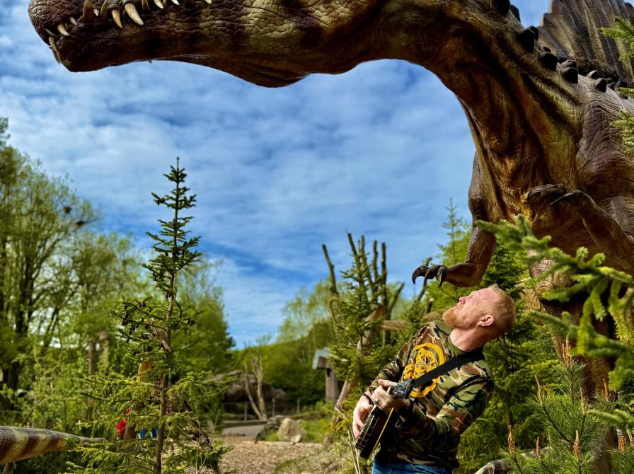Morten og en dinosaur
